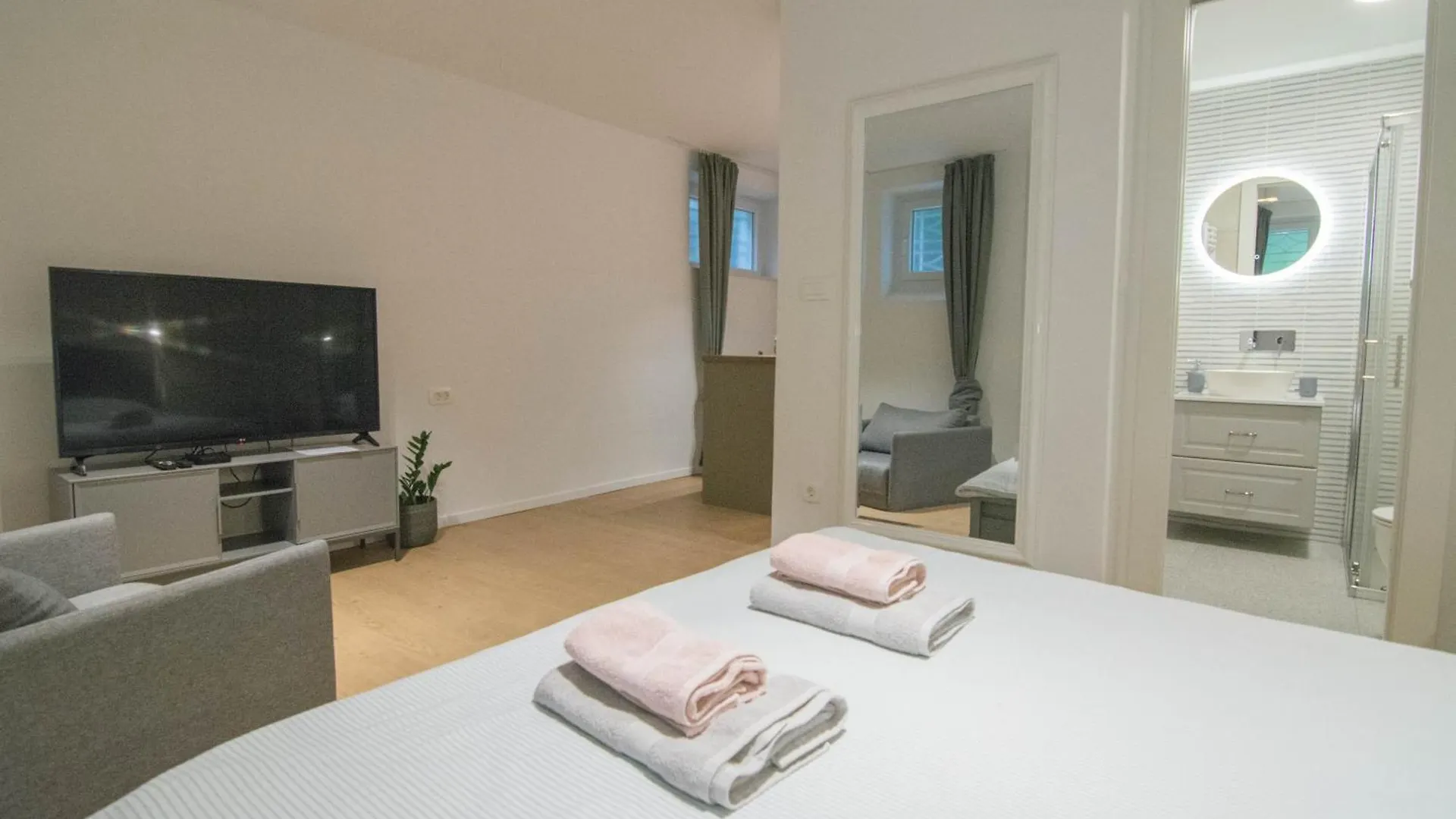 Romiru Rooms And Studio Apartment Σπλιτ
